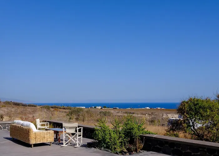 Of Lilies סנטוריני