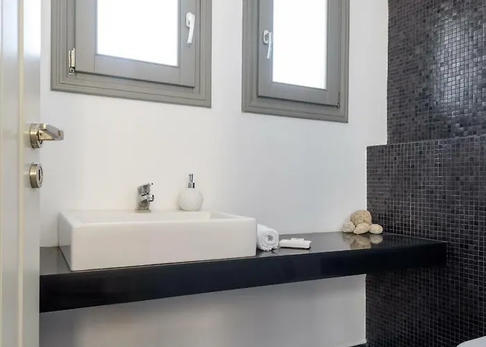 Of Lilies סנטוריני